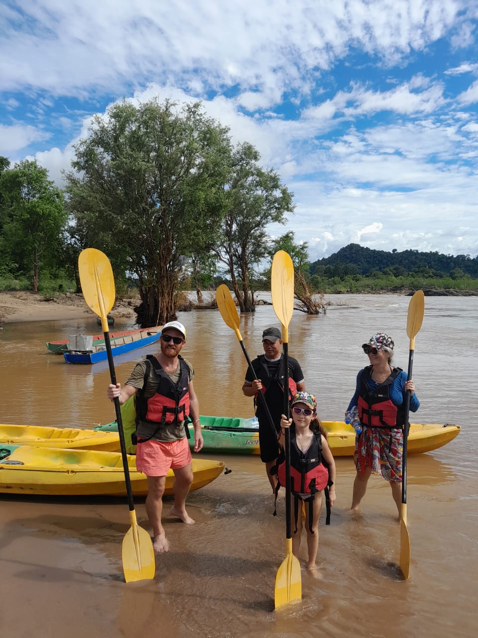 vangvieng-04-kayak-group-portrait