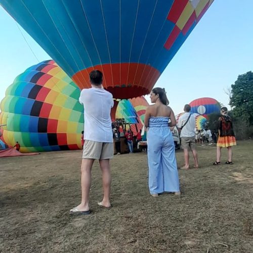 balloon-03-tourists-watching-inflation