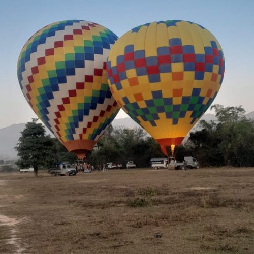 balloon-04-two-balloons-grounded