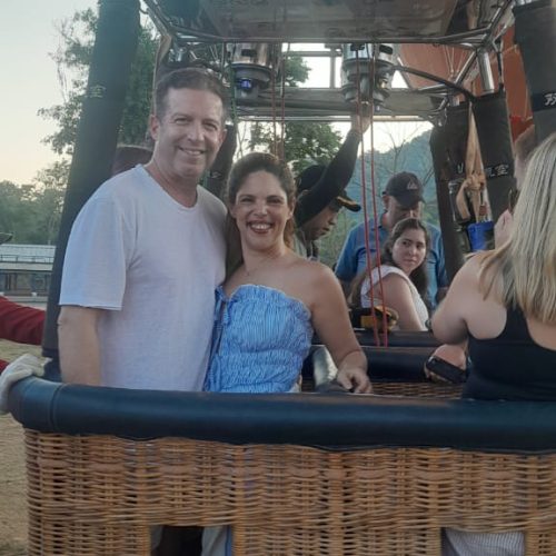 balloon-05-couple-smiling-basket