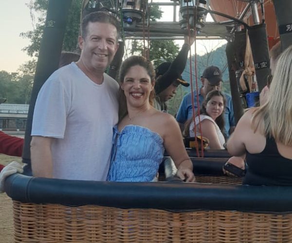 balloon-05-couple-smiling-basket