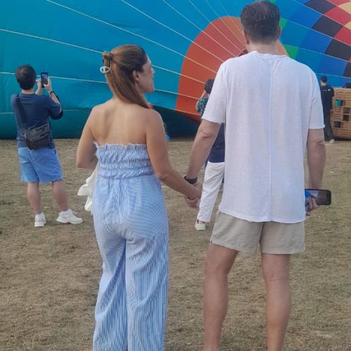 balloon-06-couple-approaching-balloon