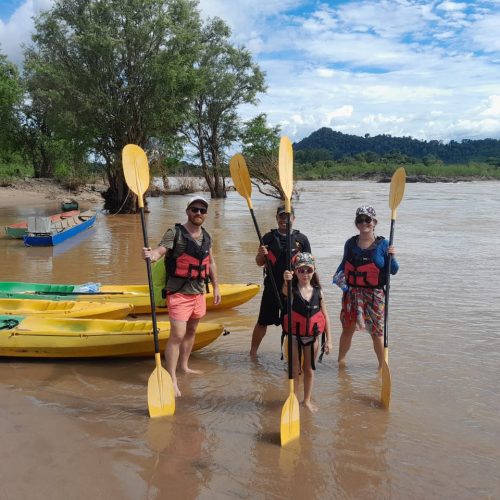 vangvieng-02-kayak-group-pose