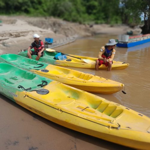 vangvieng-03-kayaks-beached-riverbank