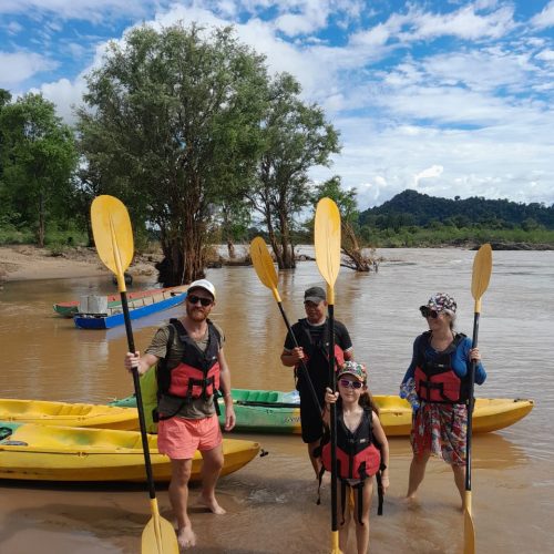 vangvieng-04-kayak-group-portrait