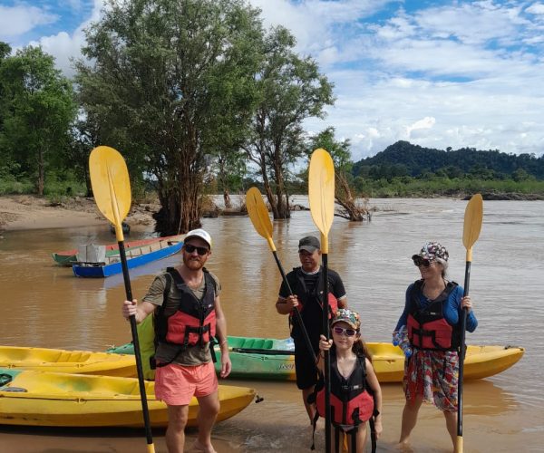 vangvieng-04-kayak-group-portrait