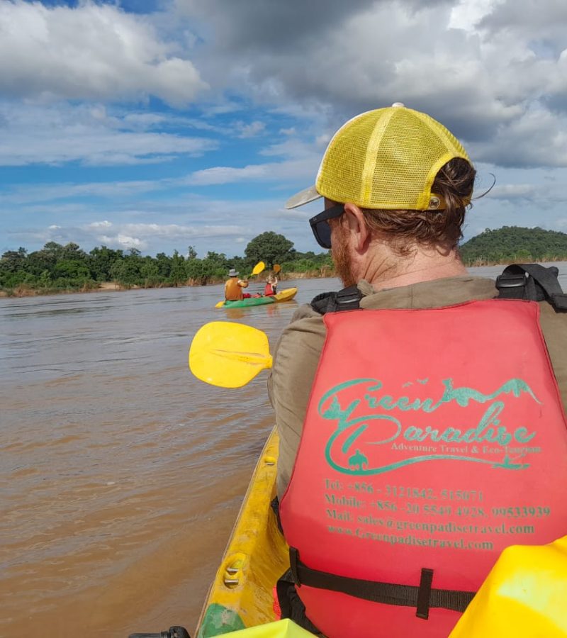 vangvieng-05-river-kayaking-closeup