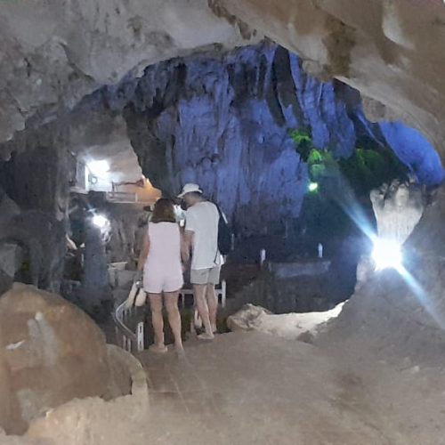 vangvieng-07-cave-entrance-tourists